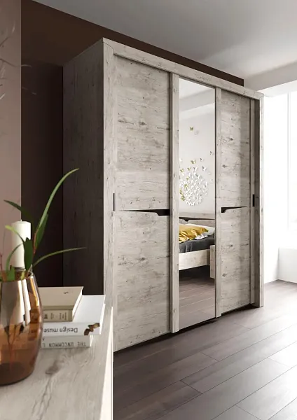 Почему белье и другие вещи в шкафу начинают пахнуть неприятно: причины образования запаха